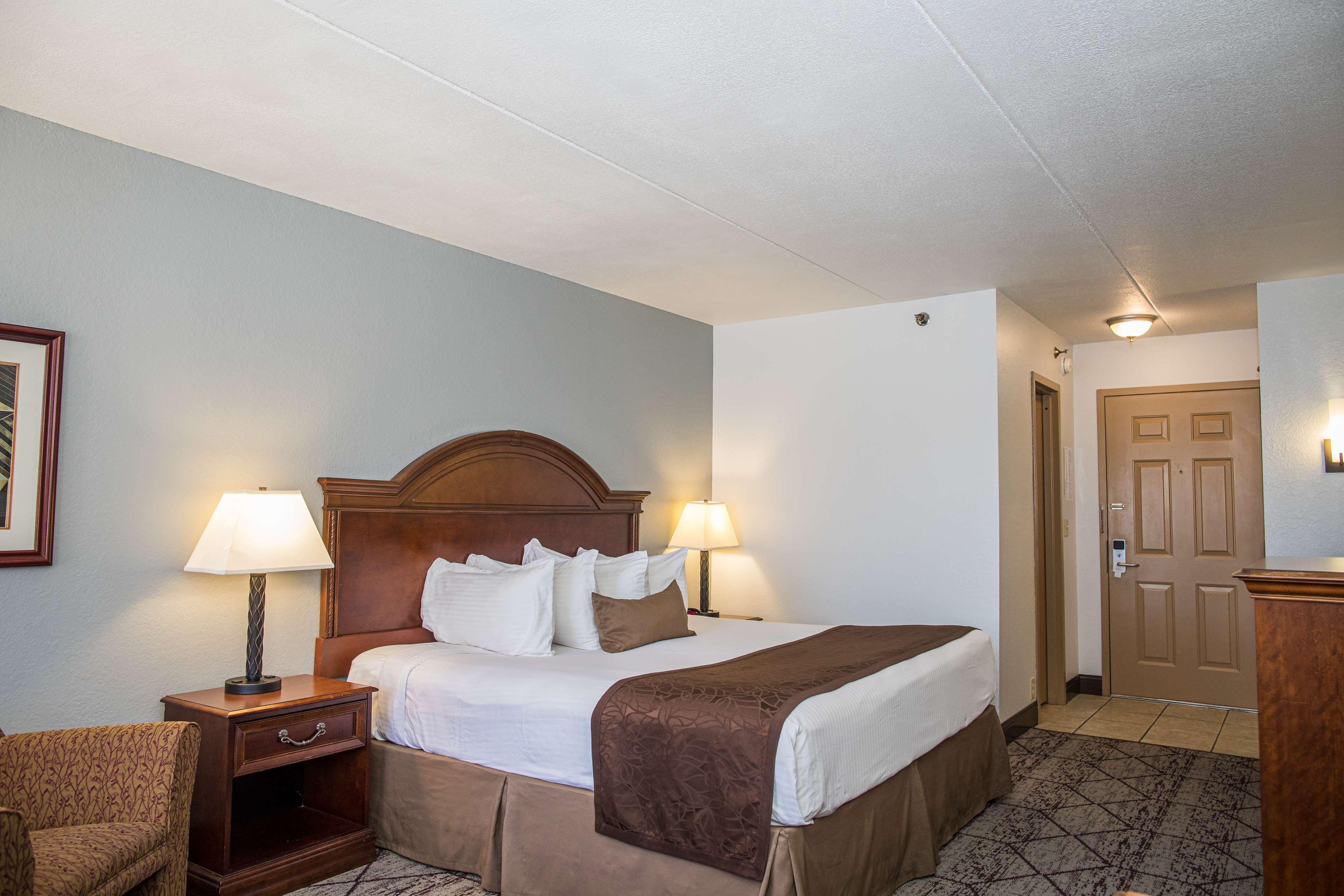 Best Western Plus Longbranch Hotel & Convention Center Cedar Rapids Exterior photo