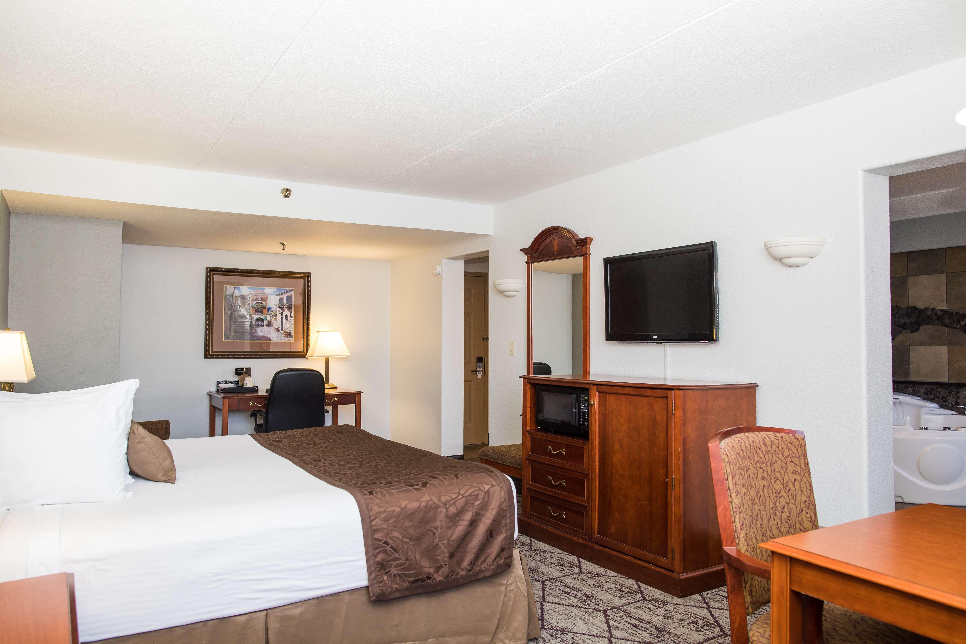 Best Western Plus Longbranch Hotel & Convention Center Cedar Rapids Exterior photo