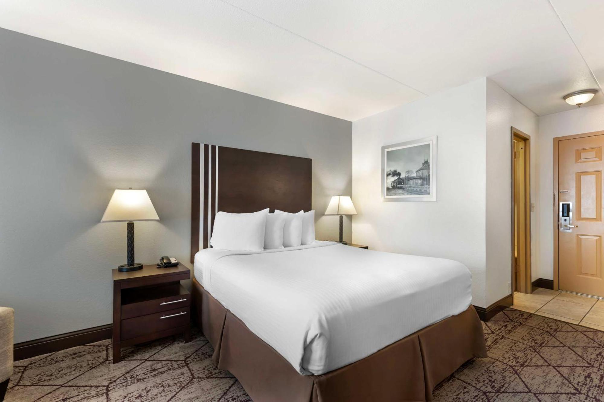 Best Western Plus Longbranch Hotel & Convention Center Cedar Rapids Exterior photo