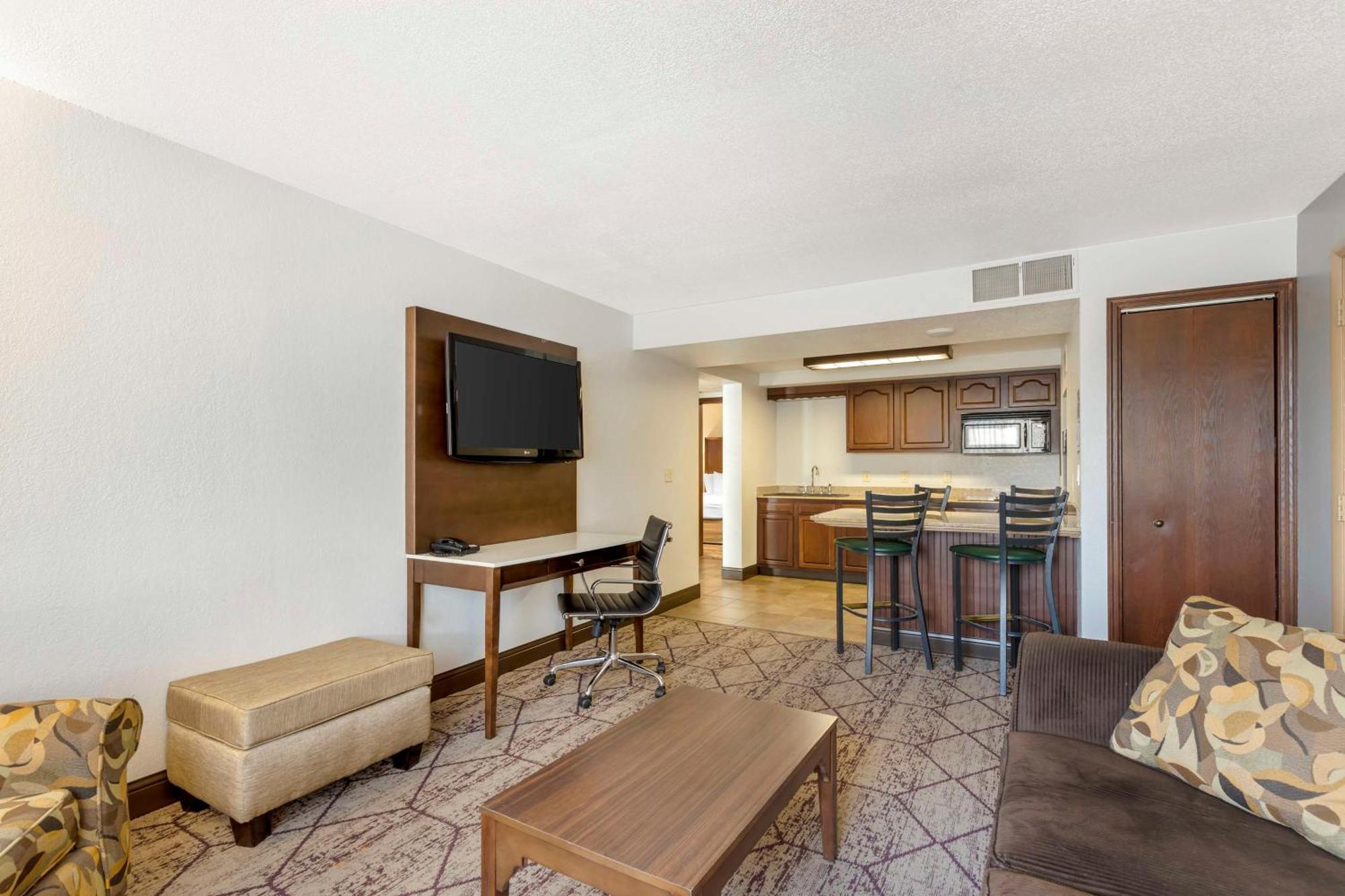 Best Western Plus Longbranch Hotel & Convention Center Cedar Rapids Exterior photo