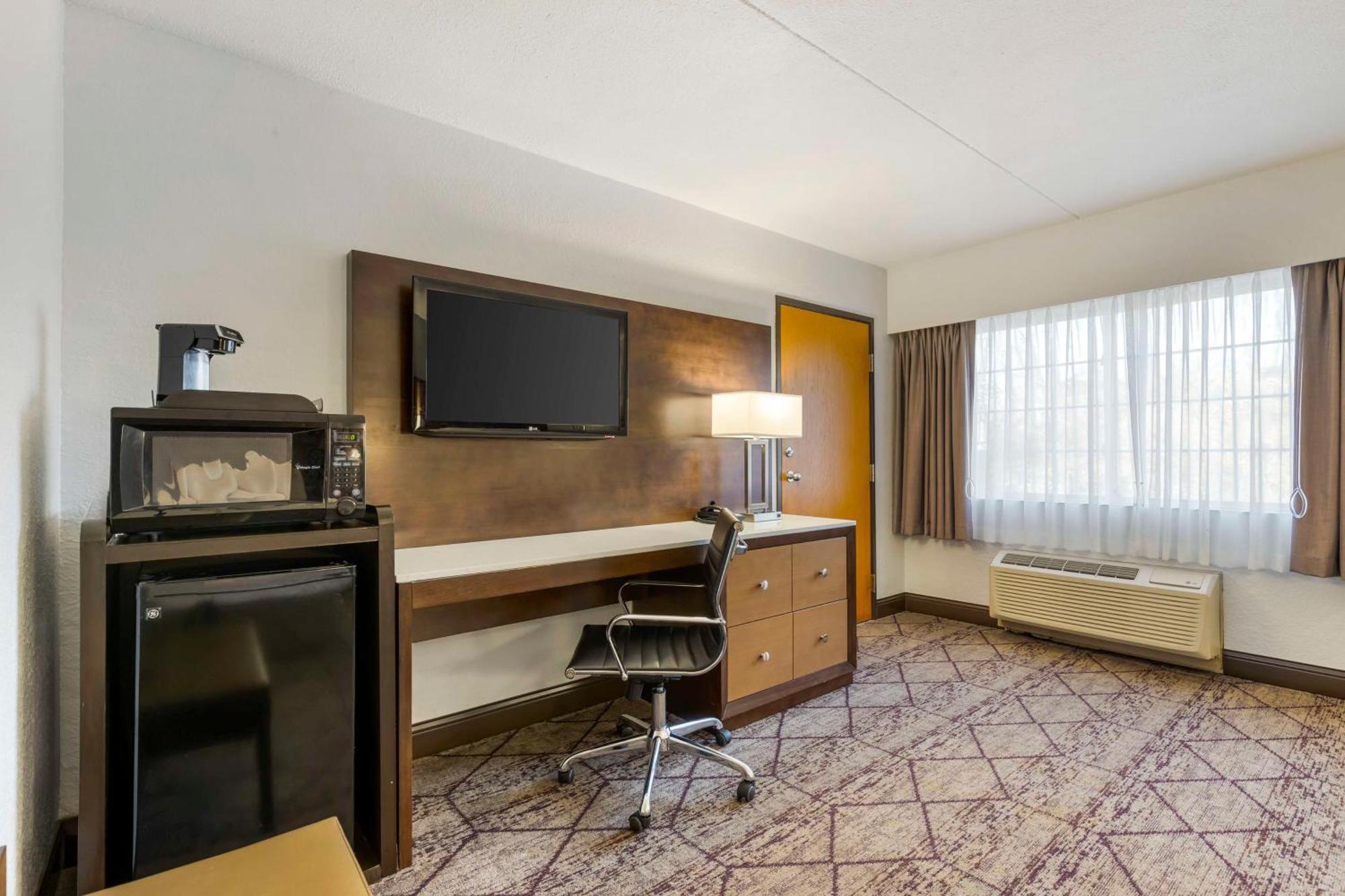 Best Western Plus Longbranch Hotel & Convention Center Cedar Rapids Exterior photo