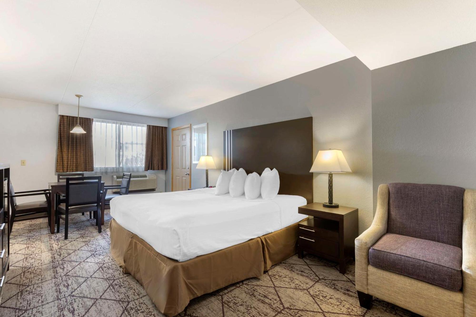 Best Western Plus Longbranch Hotel & Convention Center Cedar Rapids Exterior photo